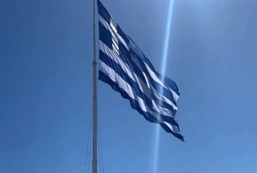 Χίος: Ύψωσαν τεράστια Ελληνική Σημαία ενόψει Εθνικής Επετείου 25ης Μαρτίου (ΦΩΤΟ-BINTEO)